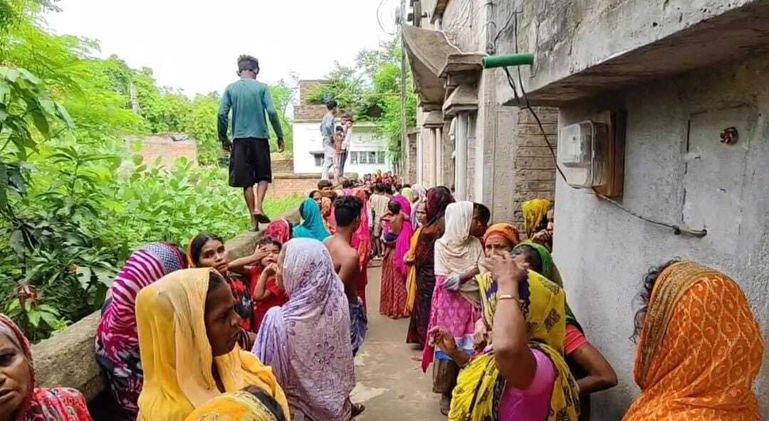 बच्चों के सामने पत्नी की हत्या की, आरोपी फरार