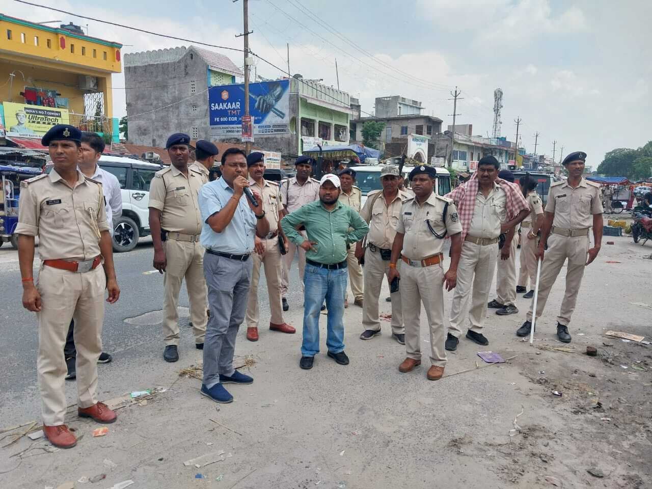 भपटियाही बाजार में चला अतिक्रमण हटाओ अभियान, प्रशासन ने जेसीबी से कराया अतिक्रमण मुक्त