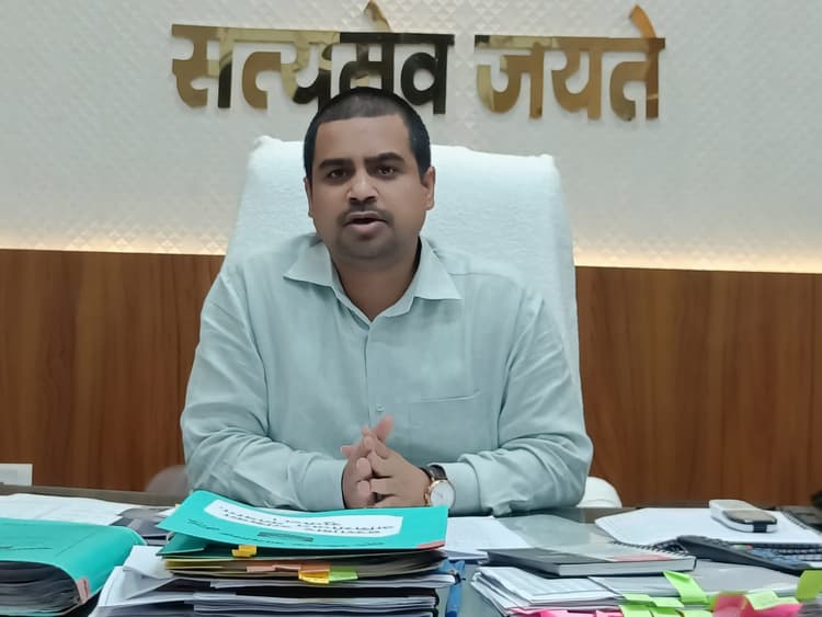 विधानसभा चुनाव की तैयारी तेज, डीएम ने दी वीवीपैट और एफएलसी की जानकारी