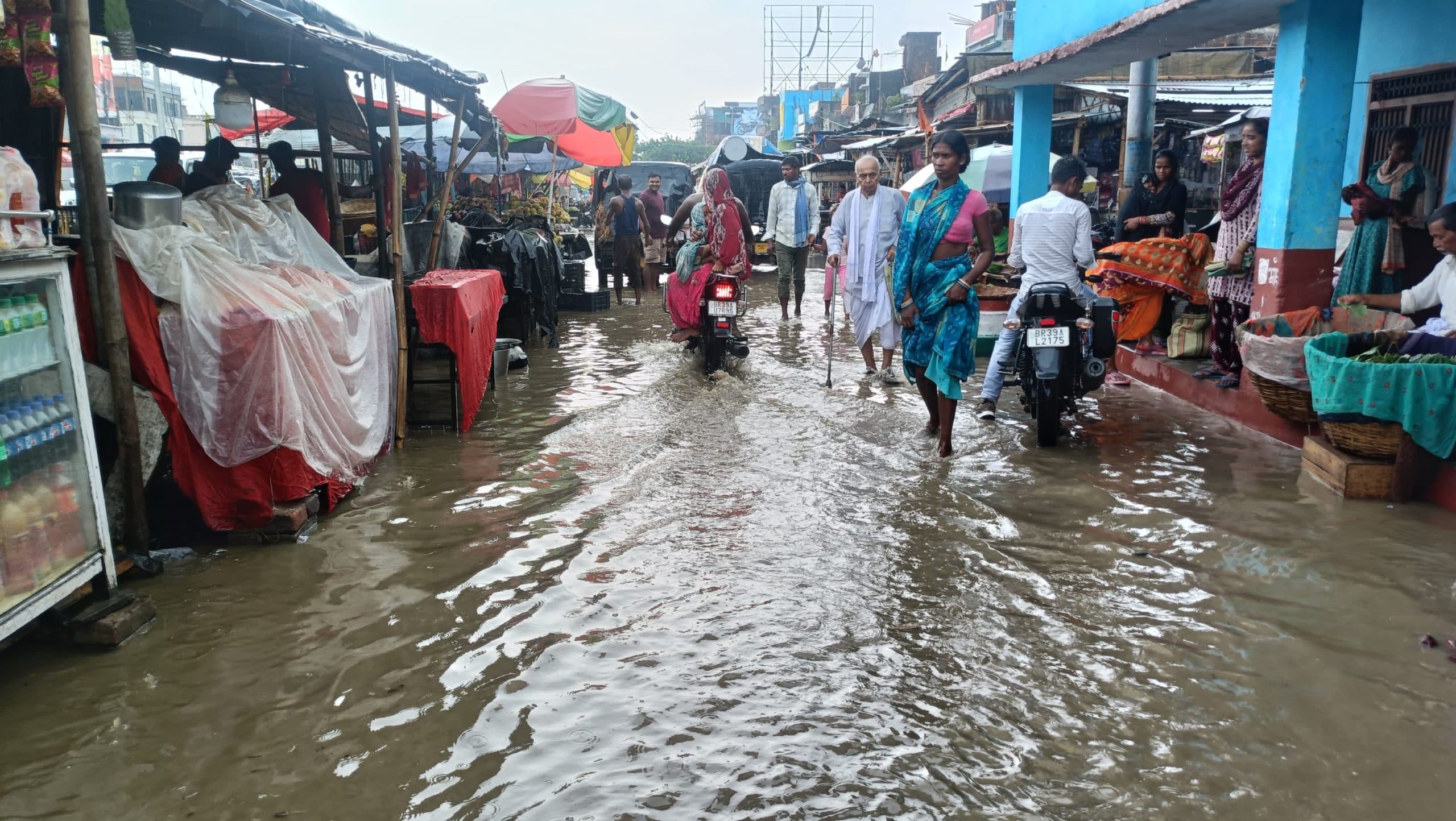 हल्की बारिश में ही गेड़ाबाड़ी चौक पर जलजमाव