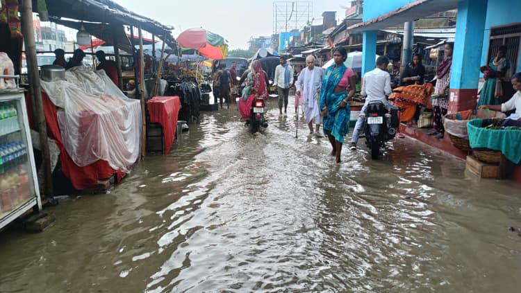 हल्की बारिश में ही गेड़ाबाड़ी चौक पर जलजमाव