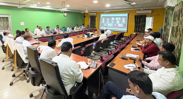 लोकतंत्र के महापर्व में हर मतदाता की भागीदारी हो सुनिश्चित : डीएम