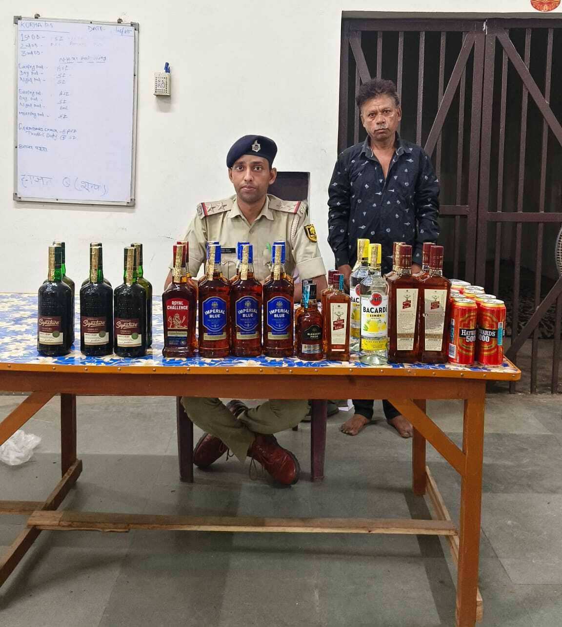 21 लीटर शराब के साथ तस्कर गिरफ्तार