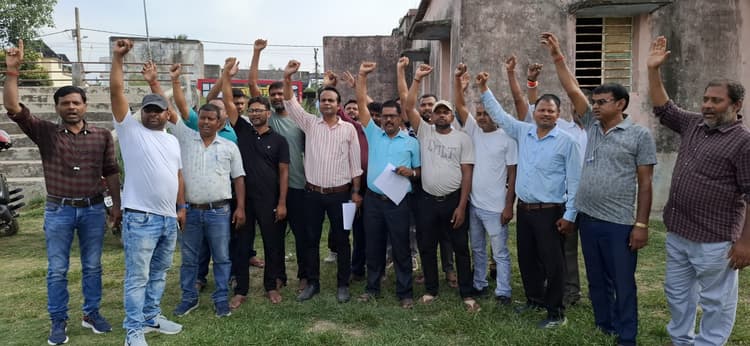 बेमियादी हड़ताल पर गये जिले के ग्रामीण आवास कर्मी