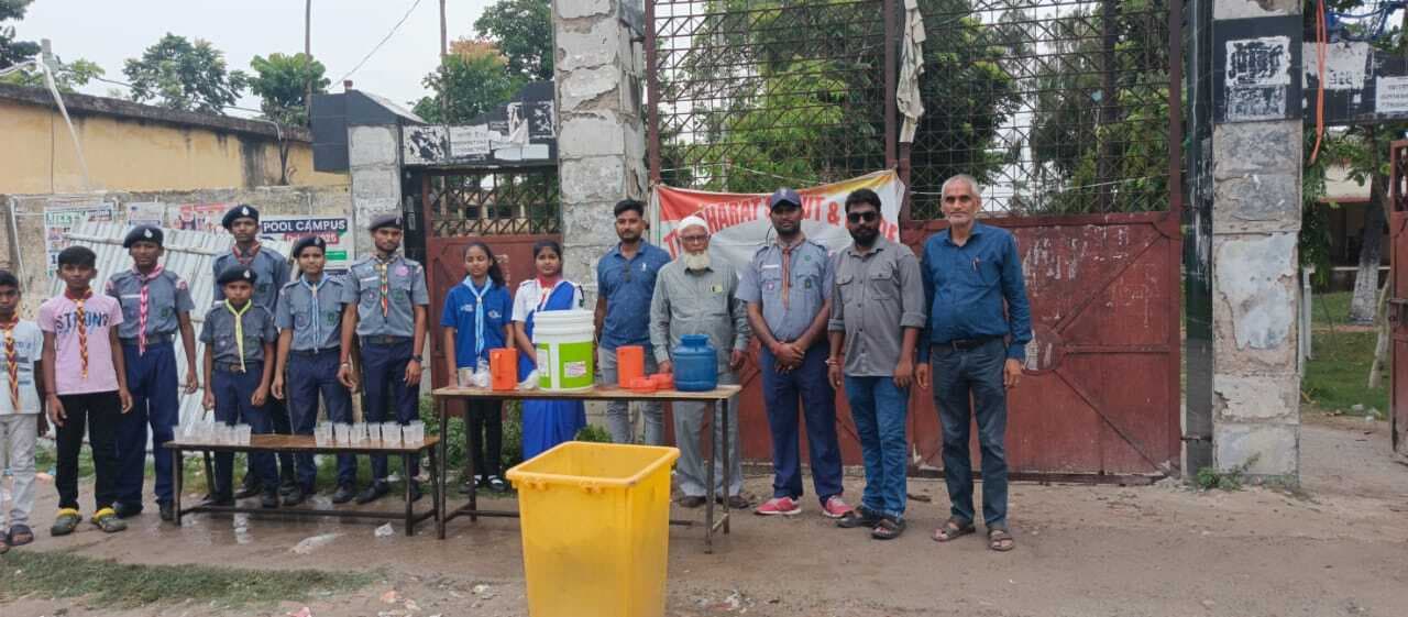 स्काउट गाइड जिला के तत्वाधान में लगाया गया जल वितरण सेवा शिविर
