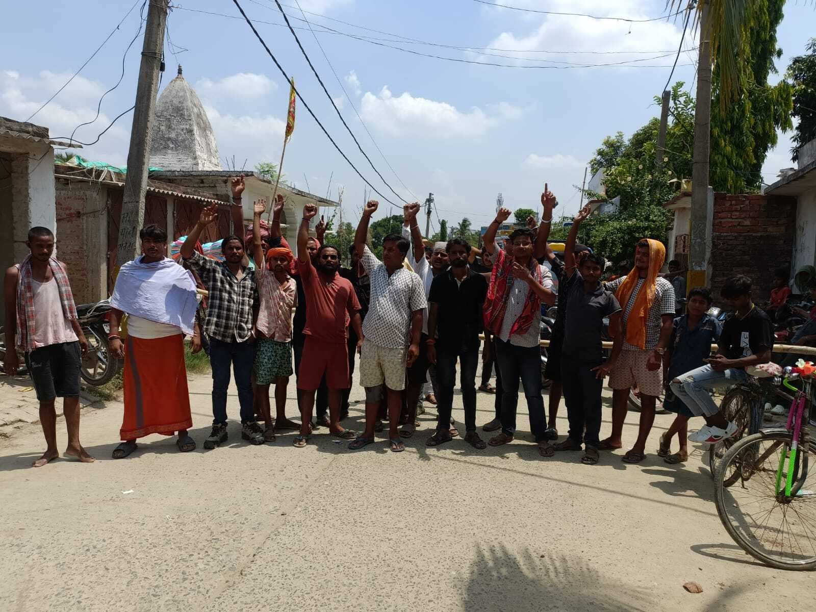 Madhubani : पानी सहित अन्य समस्या को लेकर सड़क जाम