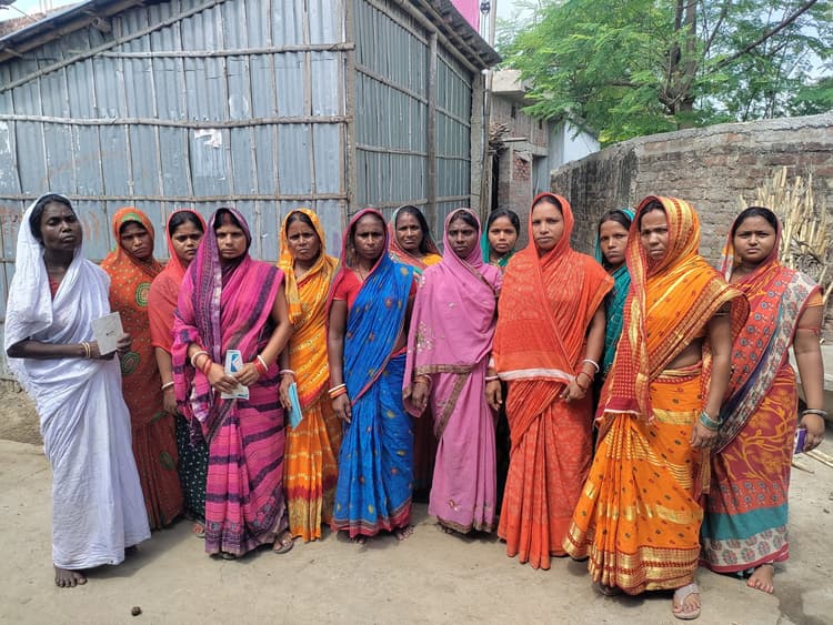 जीविका दीदियों से फर्जी निकासी कराकर बीस लाख ठगे, आरोपित फरार