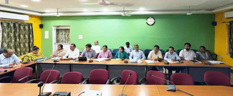 महिला संवाद में प्राप्त आवेदनों के निबटारे में कई विभाग निष्क्रिय, डीएम ने दी चेतावनी