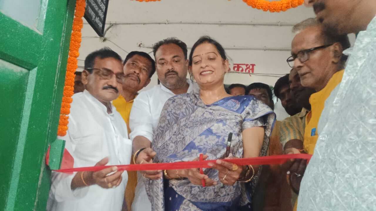 विधायक ने बीस सूत्री कार्यालय का फीता काट कर किया उद्घाटन