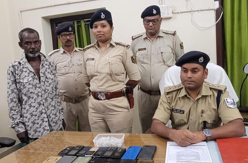 चोरी का मोबाइल लाओ, बदले में स्मैक ले जाओ का धंधा करने वाला पुलिस की गिरफ्त में