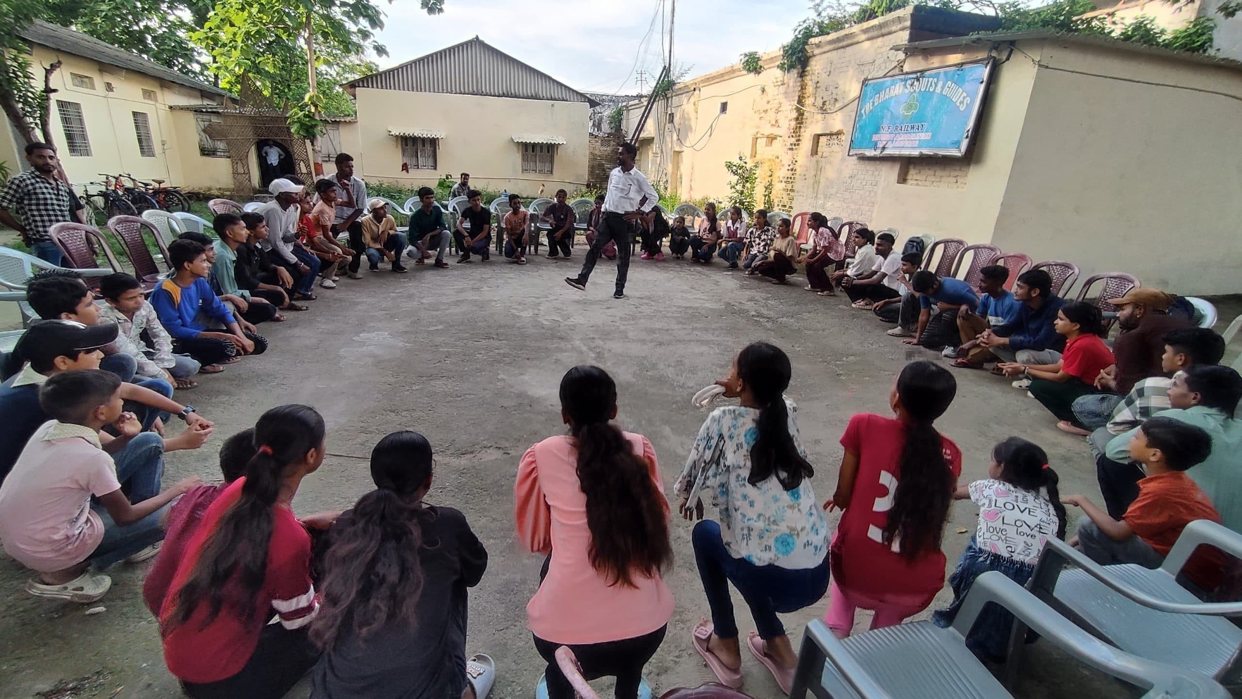 नाटक कार्यशाला के दूसरे दिन बच्चों ने सीखा मूक अभिनय की बारीकियां