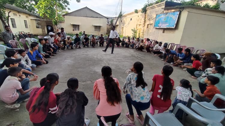नाटक कार्यशाला के दूसरे दिन बच्चों ने सीखा मूक अभिनय की बारीकियां