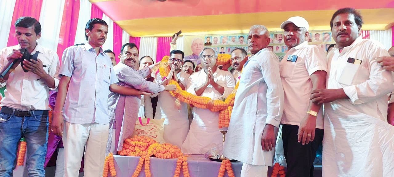 जदयू राष्ट्रीय महासचिव पहुंचे मनिहारी के दिलारपुर, जनसंवाद कार्यक्रम में हुए शामिल