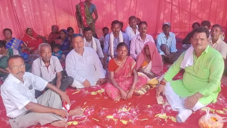 Dhanbad News : फर्जी पुत्र बन नौकरी करने वाले पर कार्रवाई के लिए मृत कर्मी के परिजनों ने दिया धरना