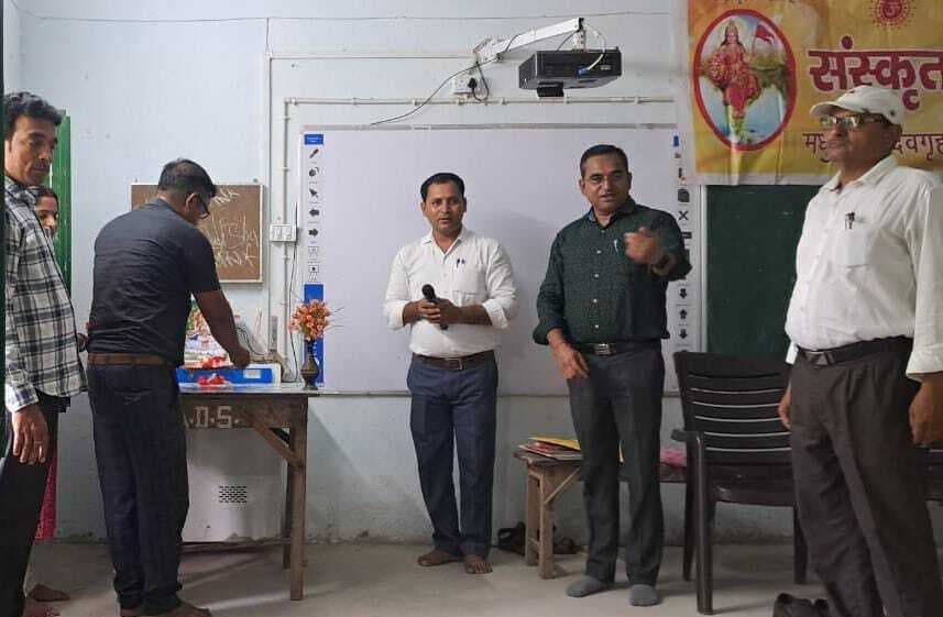 विद्यालय में संस्कृत भाषा सत्र का जिला शिक्षा पदाधिकारी ने किया शुभारंभ