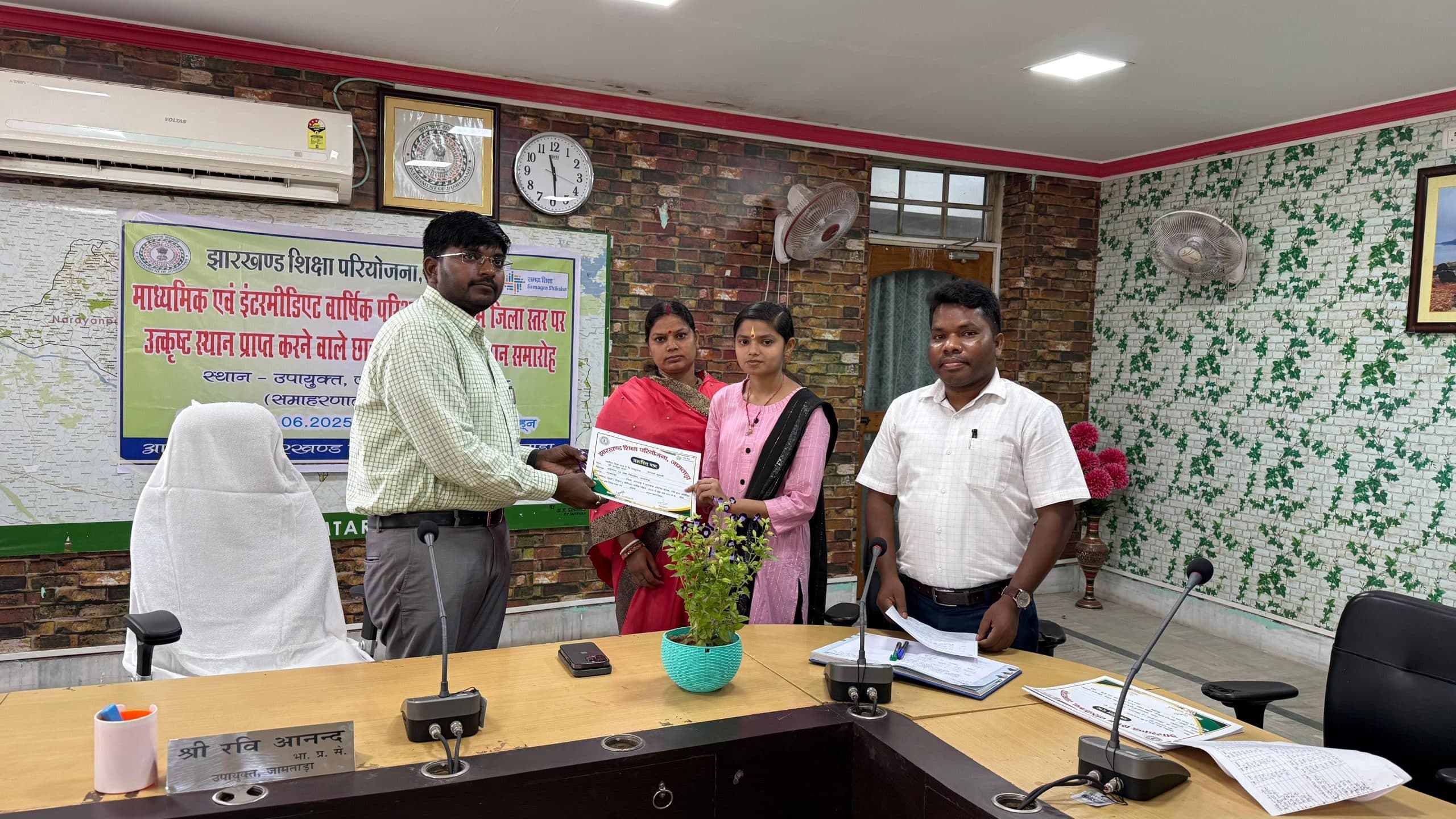 डीसी ने मैट्रिक व इंटर के जिला टॉपर विद्यार्थियों को किया सम्मानित