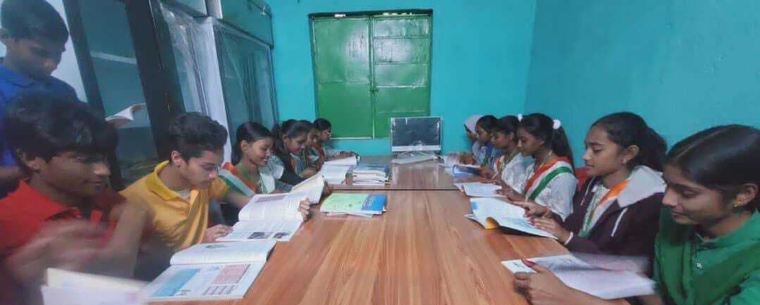 ज्ञान केंद्र से सिर्फ छात्र ही नहीं ग्रामीण भी हो रहे हैं लाभान्वित