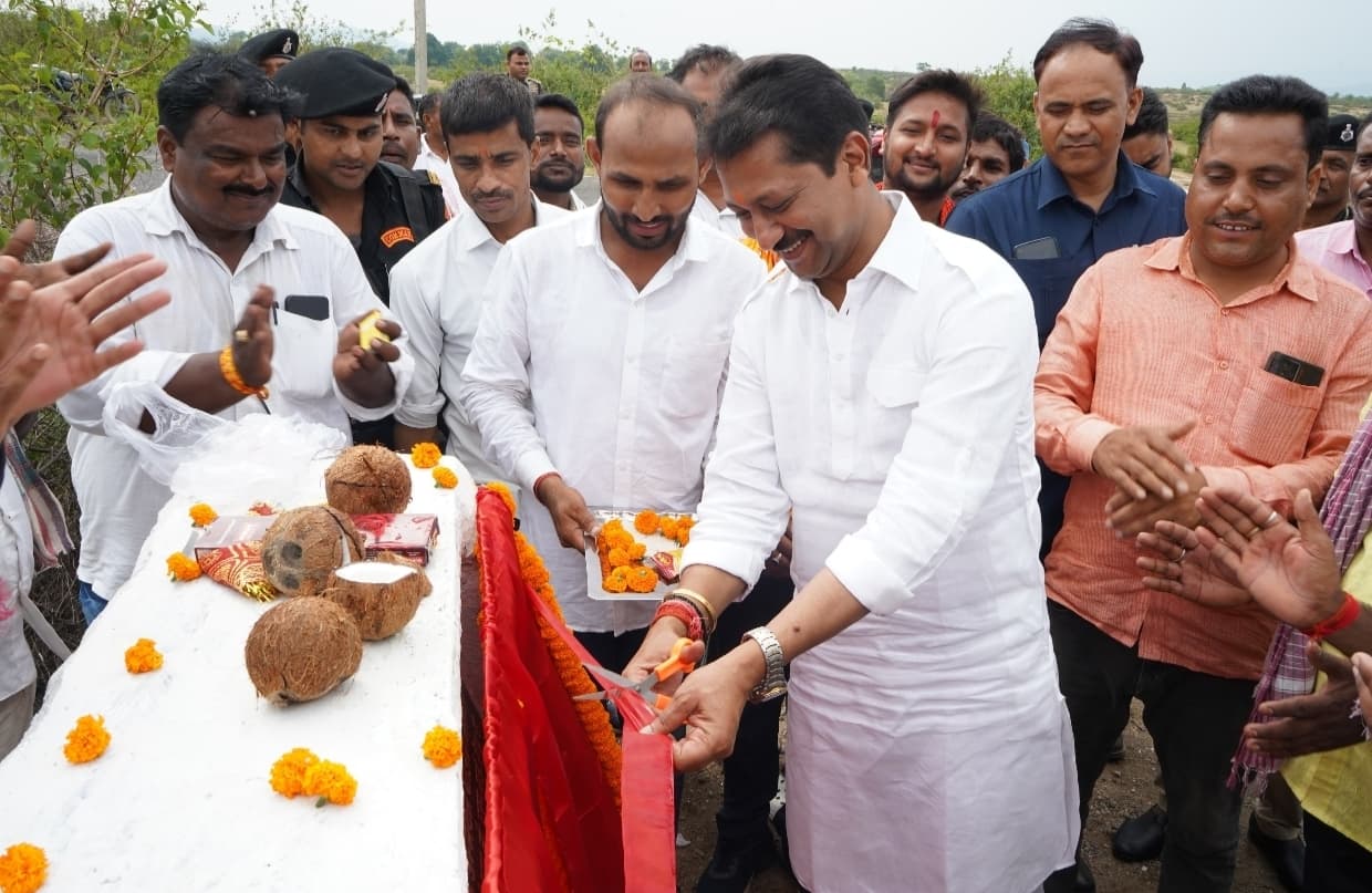 क्षेत्र के विकास के लिए अच्छी सड़कें जरूरी : सुमित सिंह