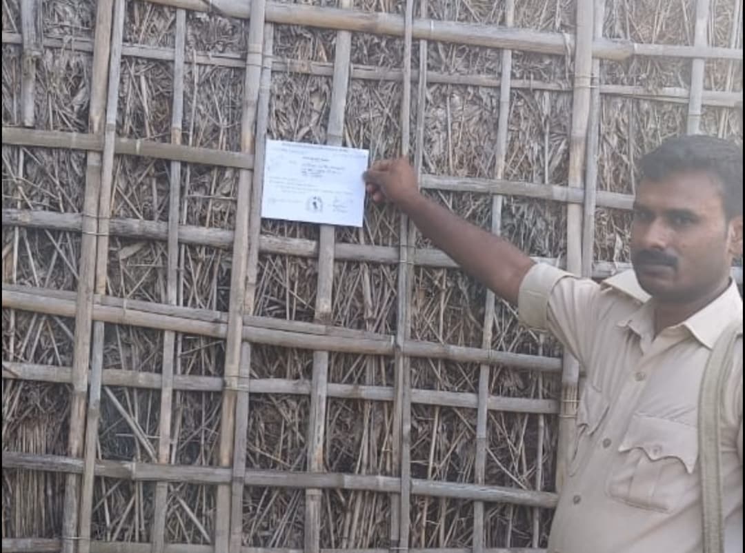 दो दर्जन वारंटियों के घर चिपकाया इश्तेहार