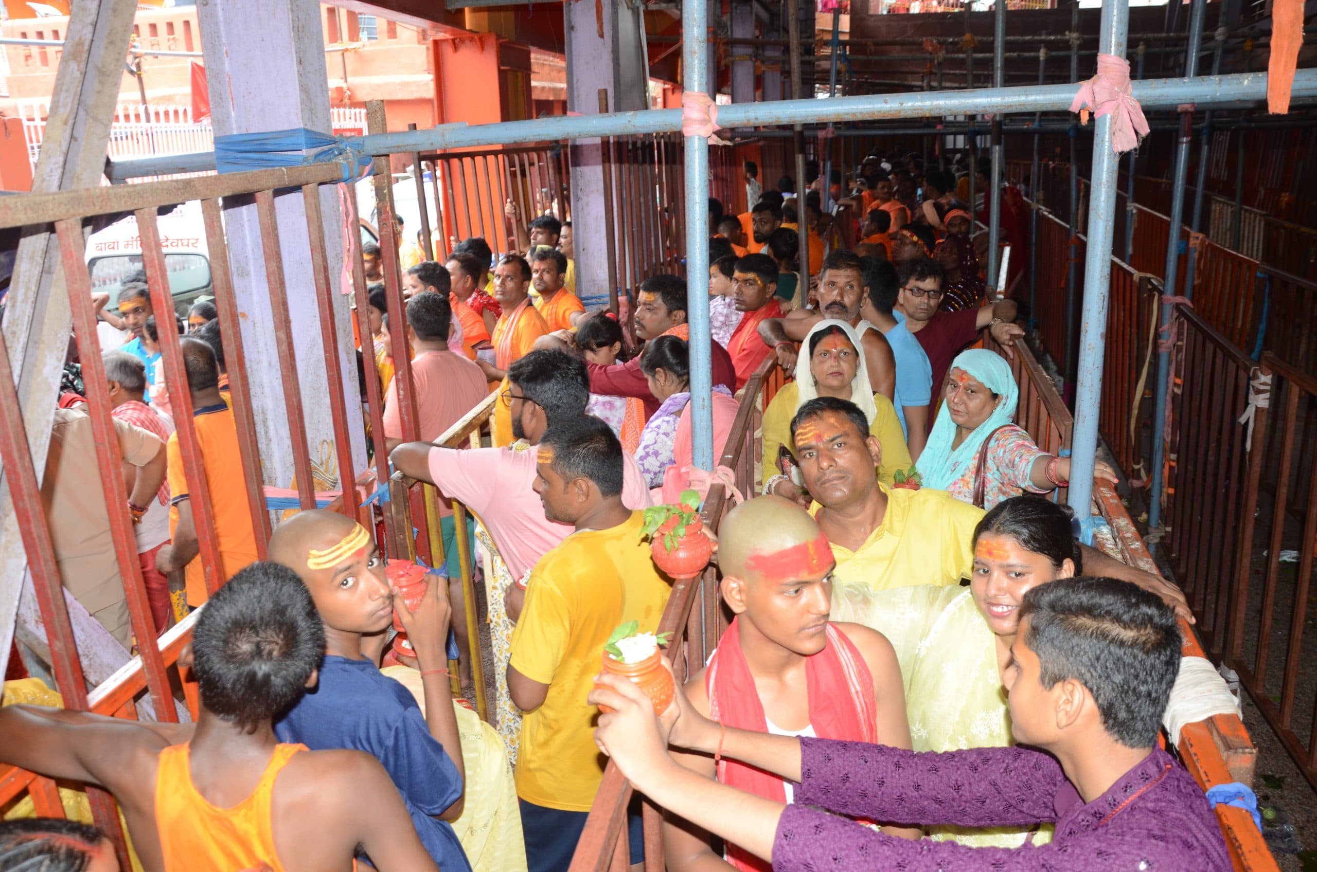 Deoghar News : शिवगंगा तक पहुंची आम कतार, कूपन व्यवस्था में सुधार से राहत