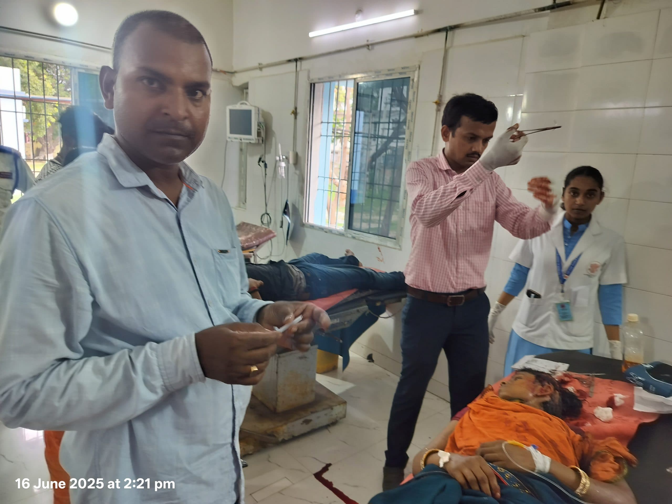 बाइक सवार दंपती सहित तीन जख्मी