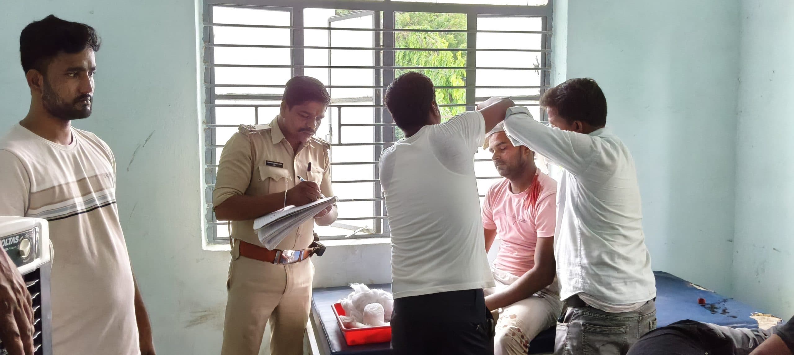 दो बाइक की टक्कर में तीन घायल