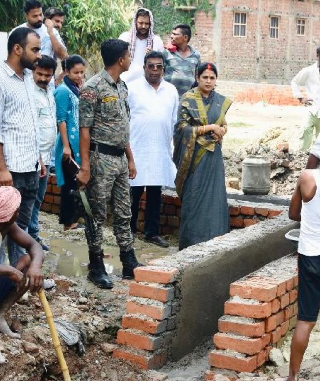 Motihari: नाला,सड़क व शौचालय निर्माण के कार्य प्रगति का किया निरीक्षण