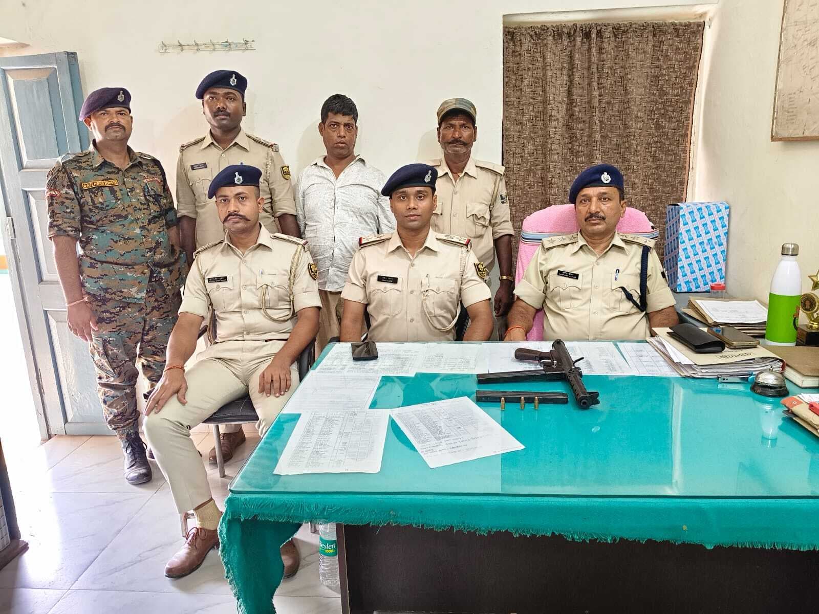 Motihari: बेगूसराय से स्वचालित कार्बाइन की डिलीवरी देने आ रहा बदमाश गिरफ्तार