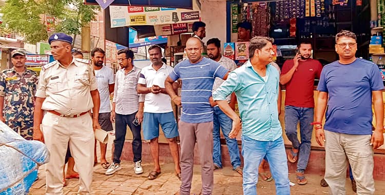 Gopalganj News : सदर अस्पताल रोड स्थित एक मकान की छत से मिला युवक का शव, पुलिस जांच में जुटी