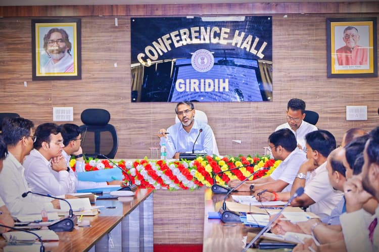 Giridih News :लक्ष्य के अनुरुप राजस्व संग्रहण के लिए लायें तीव्रता : डीसी