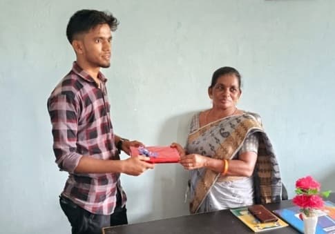 नीट में 534 अंक लाने वाले छात्र को प्राचार्य ने किया सम्मानित