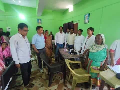 विकास योजना का शिविर लगाकर ग्रामीणों को किया जागरूक