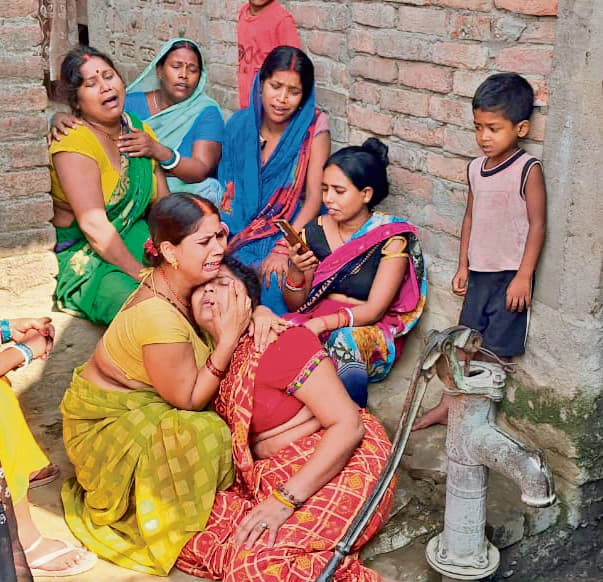 Saran News : टायर फटने से पलटा पिकअप, दो महिलाओं व एक बच्चे समेत पांच की मौत, 20 घायल