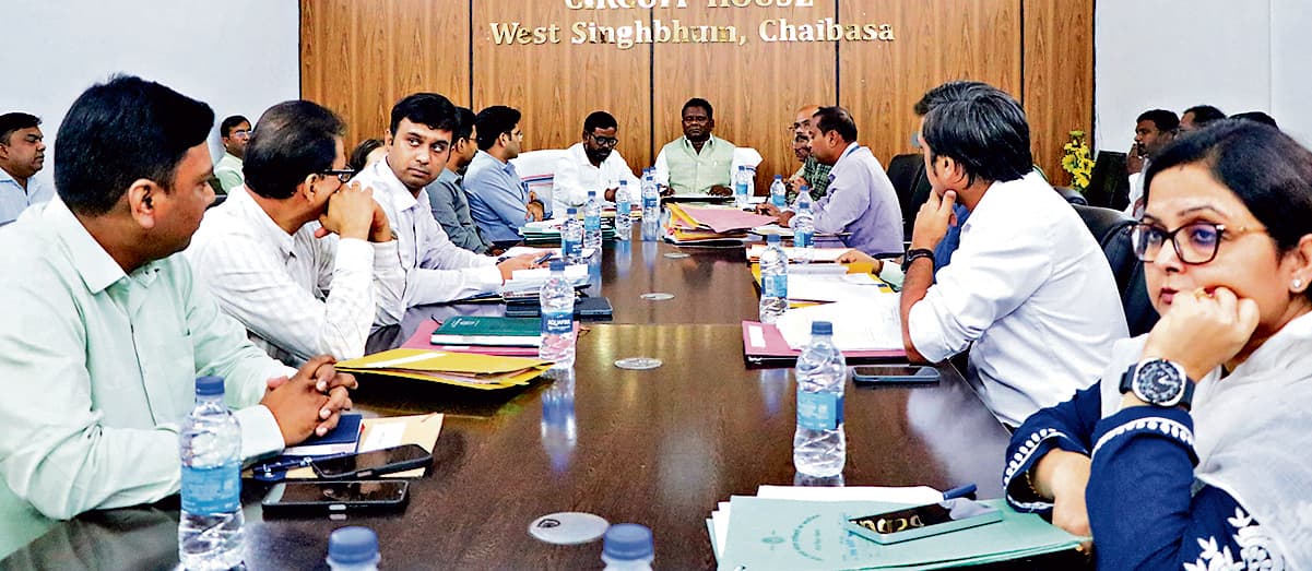 Chaibasa News : निजी भवन में चल रहे आंगनबाड़ी केंद्रों को यथाशीघ्र शिफ्ट करें : डीसी