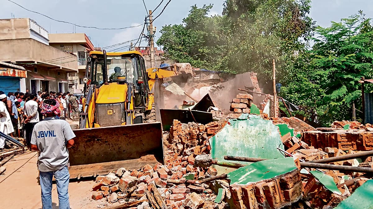 Chaibasa News : थॉमसन तालाब किनारे से अवैध 28 पक्के मकान को किया जमींदोज