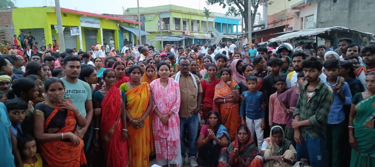 Bokaro News : आरोपियों की गिरफ्तारी की मांग को लेकर सड़क पर उतरे परिजन व ग्रामीण