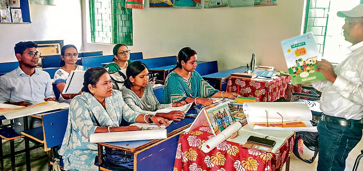 Chaibasa News : विद्यालयों में प्रगति मूल्यांकन व शिक्षक प्रशिक्षण पर विशेष जोर