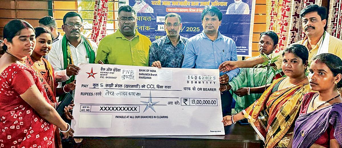 Seraikela Kharsawan News : आदिवासी समुदायों के समग्र  विकास पर सरकार का जोर