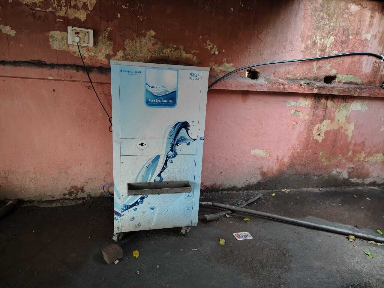 रोहिणी परियोजना हाजरी घर में लगी आरओ मशीन बना हाथी का दांत