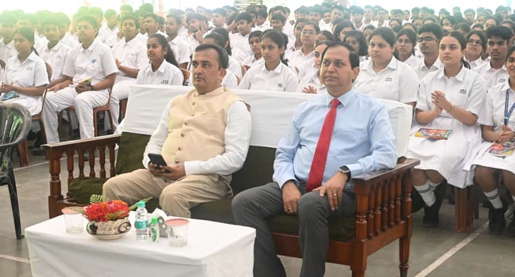Bokaro News : माता-पिता व गुरुजनों का सम्मान करते हुए लक्ष्य के प्रति रहें समर्पित