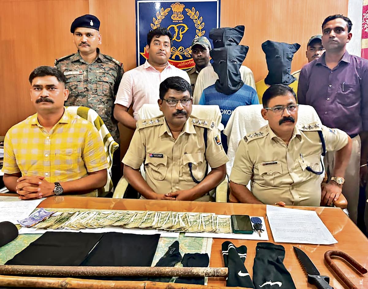 Sambalpur News: कार्मेल निकेतन चर्च के फादर से 1.80 लाख रुपये की लूट मामले में तीन आरोपी गिरफ्तार