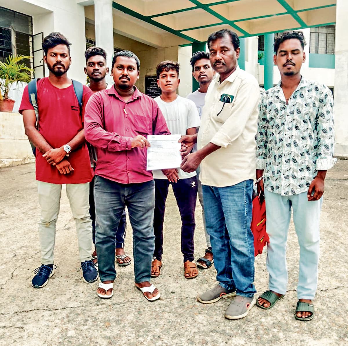 East Singhbhum News :  एक्सेल इंडिया प्रालि पर रोजगार के नाम पर बंधक बनाने का लगा आरोप