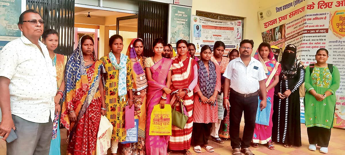 East Singhbhum News :  चुनाव के बाद बंद हुई मंईयां योजना की राशि, बीडीओ से शिकायत की