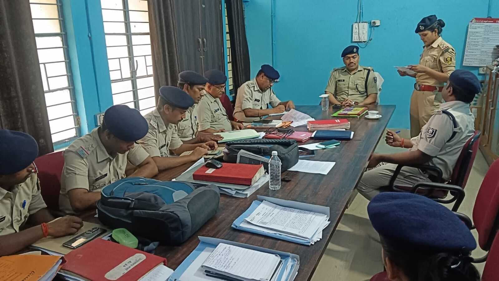 एसपी ने सदर थाना के लंबित कांडों की समीक्षा की