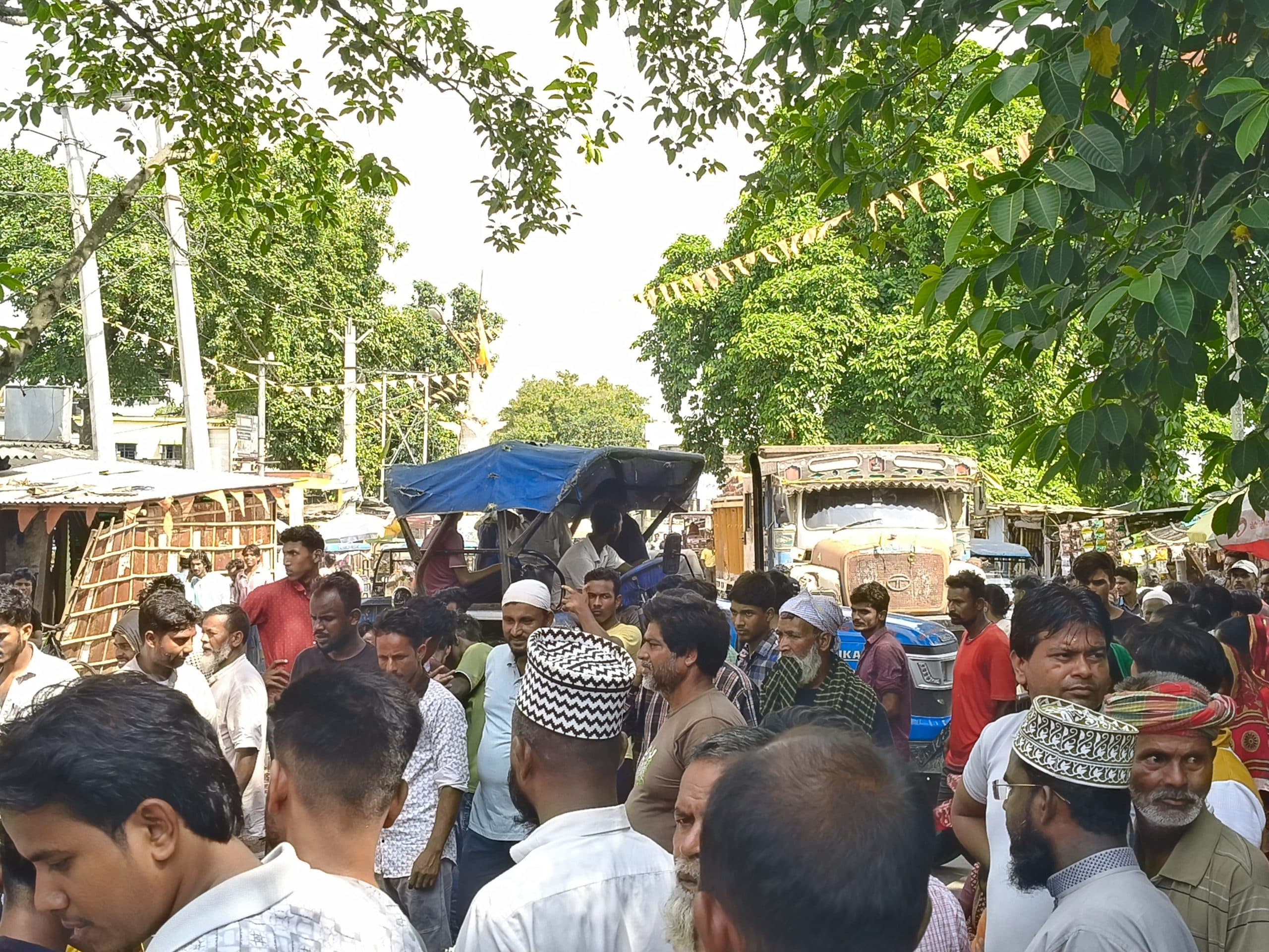 उपभोक्ताओं ने विद्युत विभाग के विरोध में दिया धरना