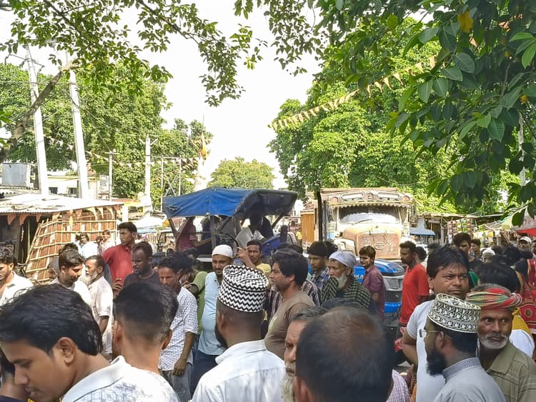 उपभोक्ताओं ने विद्युत विभाग के विरोध में दिया धरना