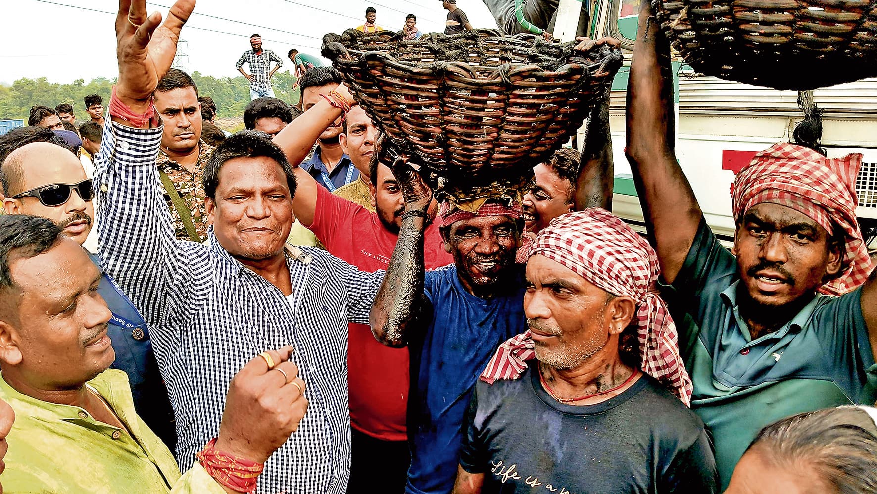 Dhanbad News : सांसद ने कराया चार सौ रुपये प्रतिटन लोडिंग मजदूरी का भुगतान