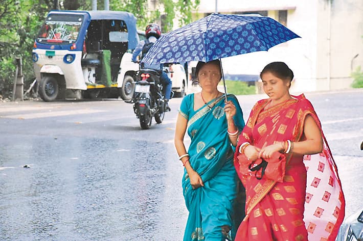 Dhanbad News : झमाझम, कहीं हल्की बारिश, बादलों के आने का दौर जारी