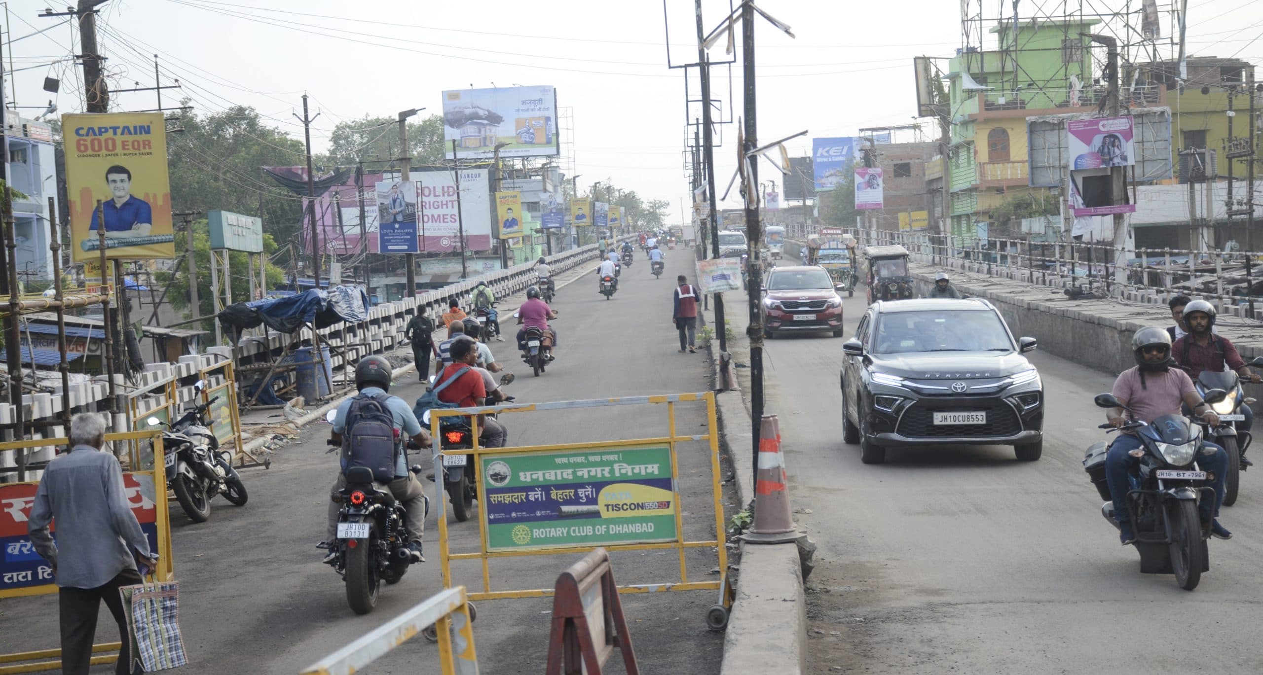 Dhanbad News: बैंक मोड़ फ्लाईओवर : दोनों लेन में चलने लगी गाड़ियां