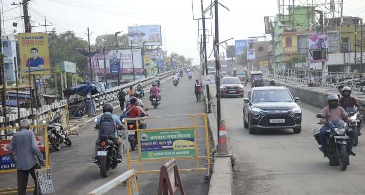 Dhanbad News: बैंक मोड़ फ्लाईओवर : दोनों लेन में चलने लगी गाड़ियां